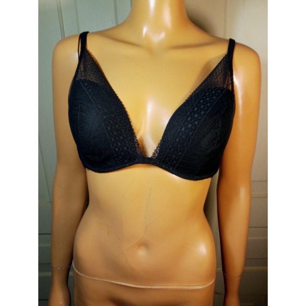 Victoria's Secret 38C plunge black lace bra